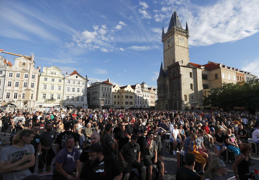 APTOPIX Virus Outbreak Czech Republic Protest